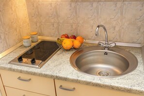 Fridge, stovetop, electric kettle, cookware/dishes/utensils