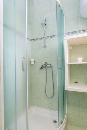 Doccia, asciugacapelli, asciugamani, sapone