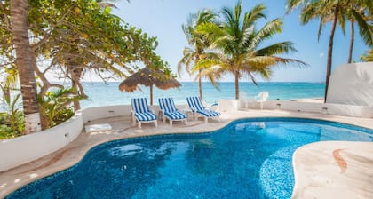 Großes, erschwingliches Haus an einem unberührten Sandstrand in Akumal. Mieten Sie 4 - 7 Schlafzimmer
