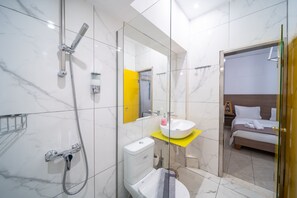 Combined shower/bathtub, hair dryer, towels, soap