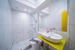 Ensemble douche/baignoire, sèche-cheveux, serviettes fournies, savon