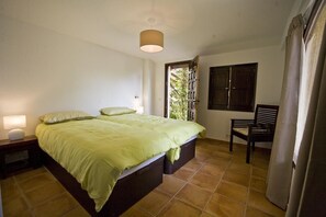 3 makuuhuonetta, silitysrauta/-lauta, vuodevaatteet