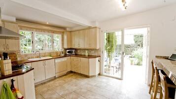 Frigorífico, microondas, placa de cocina y lavavajillas