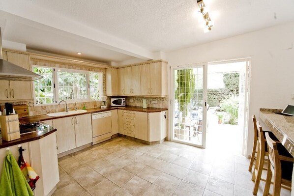 Fridge, microwave, stovetop, dishwasher