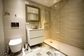 Combined shower/tub, bidet, towels