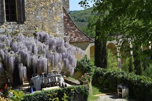 Outdoor dining - Chateau Madame De Miremont (Mauzens-Et-Miremont)