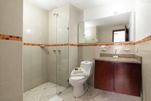 Quarto triplo standard, 3 camas de solteiro | Banheiro | Chuveiro, chuveiro com efeito de chuva, produtos de toalete grátis 