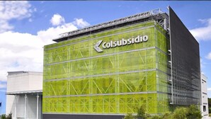 Um edifício moderno com a placa 'Colsubsidio' em destaque.