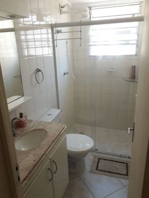 Chuveiro, secador de cabelo, toalhas de banho, sabonete