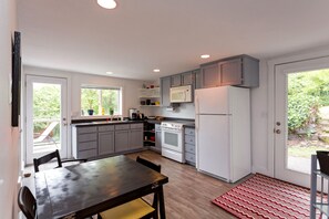 ثلاجة، ميكروويف، فرن، موقد طهي مسطح