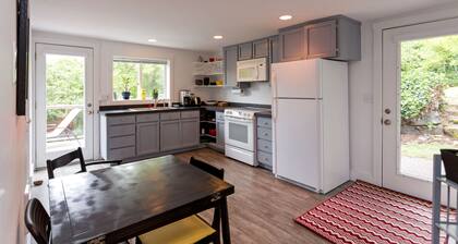 Quaint & cozy 2bed home in DT Hood River, AMAZING Views off the privacy deck
