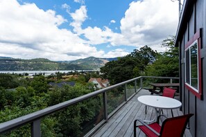Outdoor dining - Quaint & cozy home in DT Hood River, AMAZING Views off the privacy deck (Hood River)