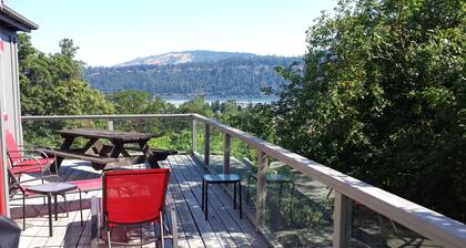 Quaint & cozy home in DT Hood River, AMAZING Views off the privacy deck
