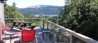 Maison pittoresque et confortable de 2 chambres au centre-ville de Hood River, vue imprenable sur la terrasse