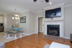 Dining - 421 B · Walk to downtown Franklin, Plenty of room for 6 (Franklin)