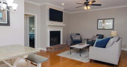 * Upouusi * Easy 1 mailin kävelymatka Downtown Franklin! (Super Host)