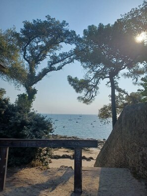 Sulla spiaggia, lettini da mare