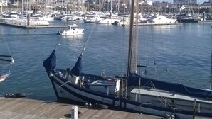 A marina with several boats docked at a wooden pier. - 2 rooms apartment entirely renovated of 36 m2 (Noirmoutier-en-l'Île)