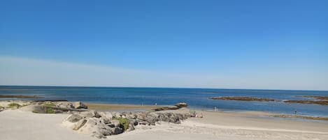 Plage, chaises longues