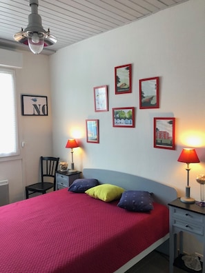 1 slaapkamer, een bureau, een strijkplank/strijkijzer, reisbedje