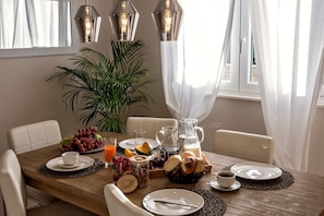 Dining - Luxury Villa LeLu with heated saltwater pool suitable for children and pets, with parking, high speed Internet, BBQ (Žrnovnica)