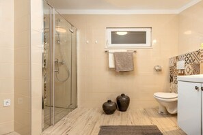 Bruser, hårtørrer, håndklæder