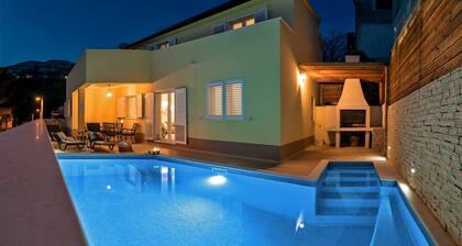 Luxury Villa LeLu with heated saltwater pool suitable for children and pets, with parking, high speed Internet, BBQ