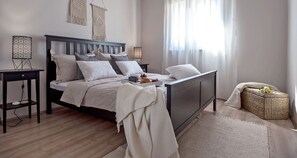 4 bedrooms, iron/ironing board, WiFi, bed sheets