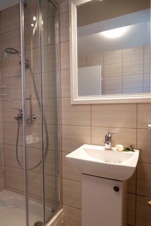 Shower, hair dryer, towels - Luxury Villa LeLu with heated saltwater pool suitable for children and pets, with parking, high speed Internet, BBQ (Žrnovnica)