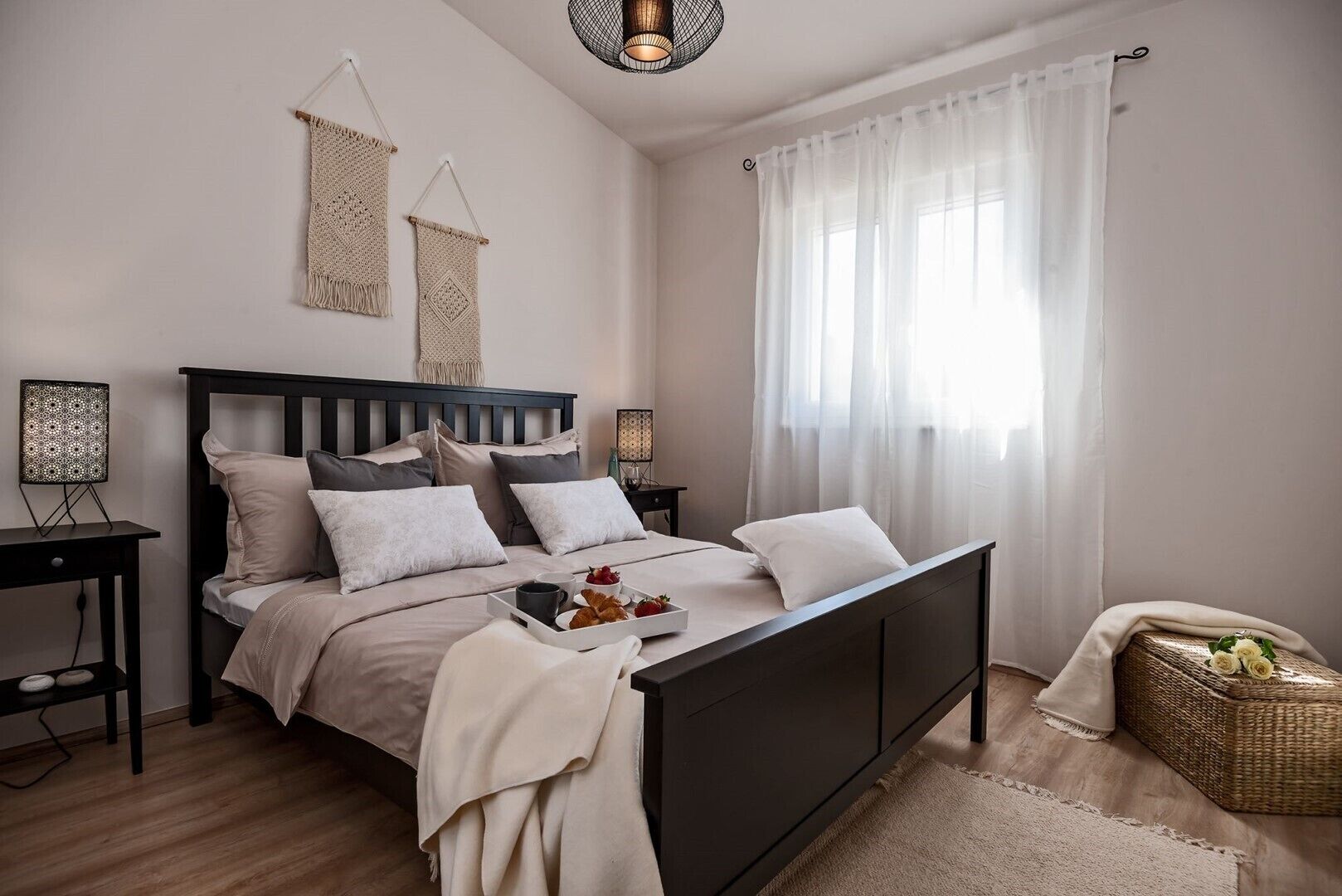 4 habitaciones, tabla de planchar con plancha, wifi y ropa de cama 