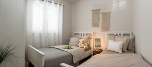 4 bedrooms, iron/ironing board, WiFi, bed sheets
