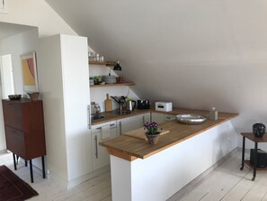 Kjøleskap, kokeplater, kaffetrakter/tekoker og vannkoker