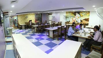 Desayuno con opciones de la cocina local todos los días (con cargo)