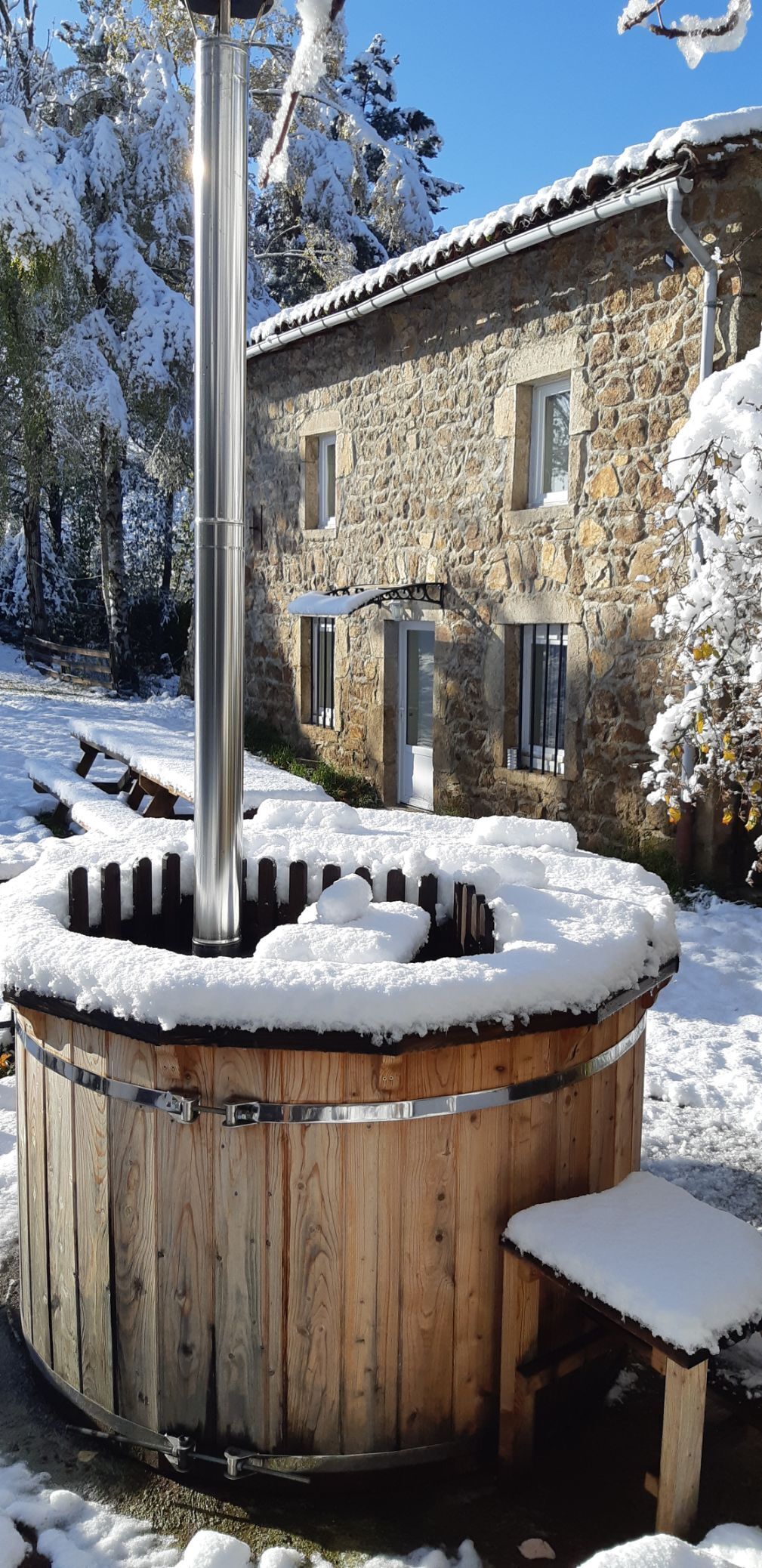 Outdoor spa tub