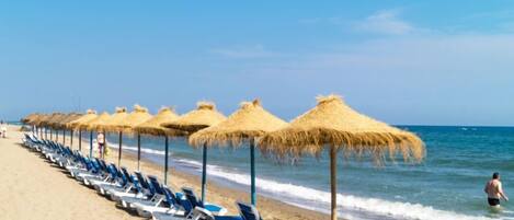 Una spiaggia nelle vicinanze