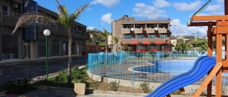 Kolam renang outdoor musiman, dengan payung kolam renang