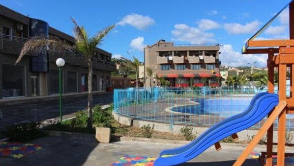 Piscine extérieure (ouverte en saison), parasols de plage