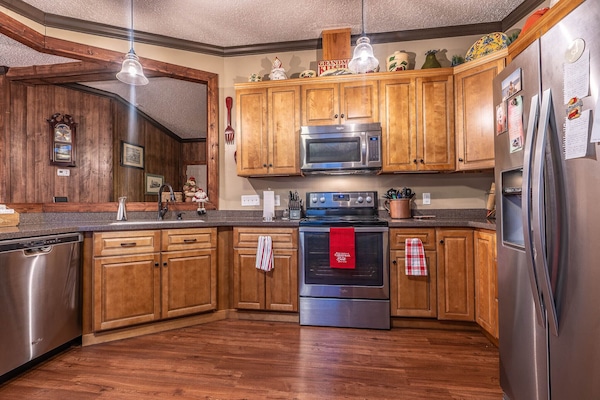 Kjøleskap, mikrobølgeovn, ovn og kokeplater