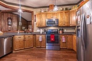 Fridge, microwave, oven, stovetop - Lake Sinclair Getaway + Rooftop Patio (Sparta)