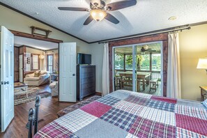 3 bedrooms, iron/ironing board, free WiFi, bed sheets - Lake Sinclair Getaway + Rooftop Patio (Sparta)