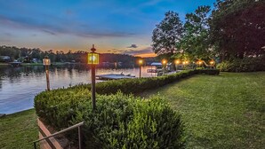 Un cadre paisible au bord du lac, agrémenté de haies bien entretenues, d’un sentier et de plusieurs lampadaires illuminés.