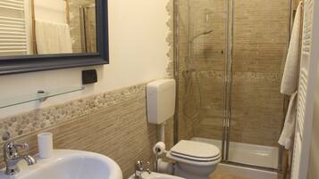 Camera Elite | Bagno | Doccia, soffione a pioggia, asciugacapelli, bidet