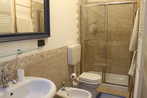 Elite Room | Bathroom | Shower, rainfall showerhead, hair dryer, bidet - B&B Polirone (San Benedetto Po)