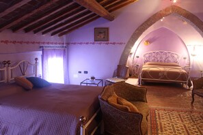 Luxury Suite | Down duvets, memory-foam beds, individually decorated - B&B Polirone (San Benedetto Po)