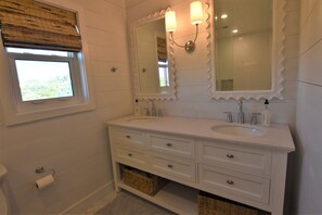 Douche, sèche-cheveux, serviettes fournies