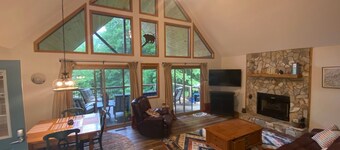 Lake Santeetlah - Lake Front - Mountain Home in Quite Cove