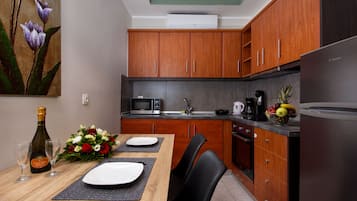 Tủ lạnh, lò vi sóng, lò nướng, ấm điện