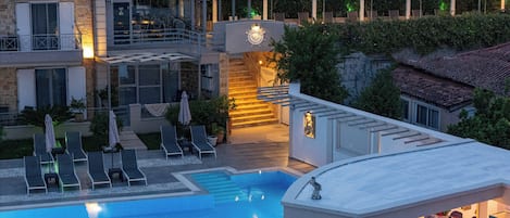 Poolside bar