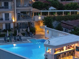 Poolside bar