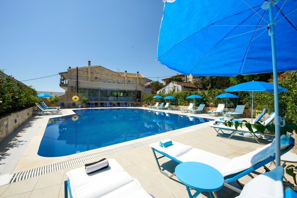 2 Außenpools, Sonnenschirme, Liegestühle
